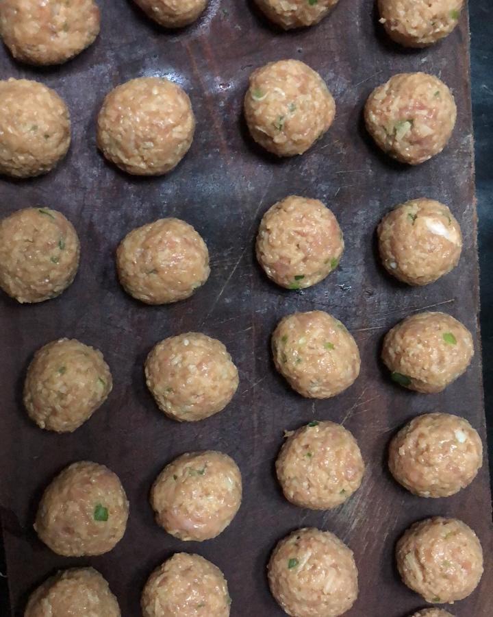 比猪肉的有嚼劲，味道也更好些的牛肉藕丸
