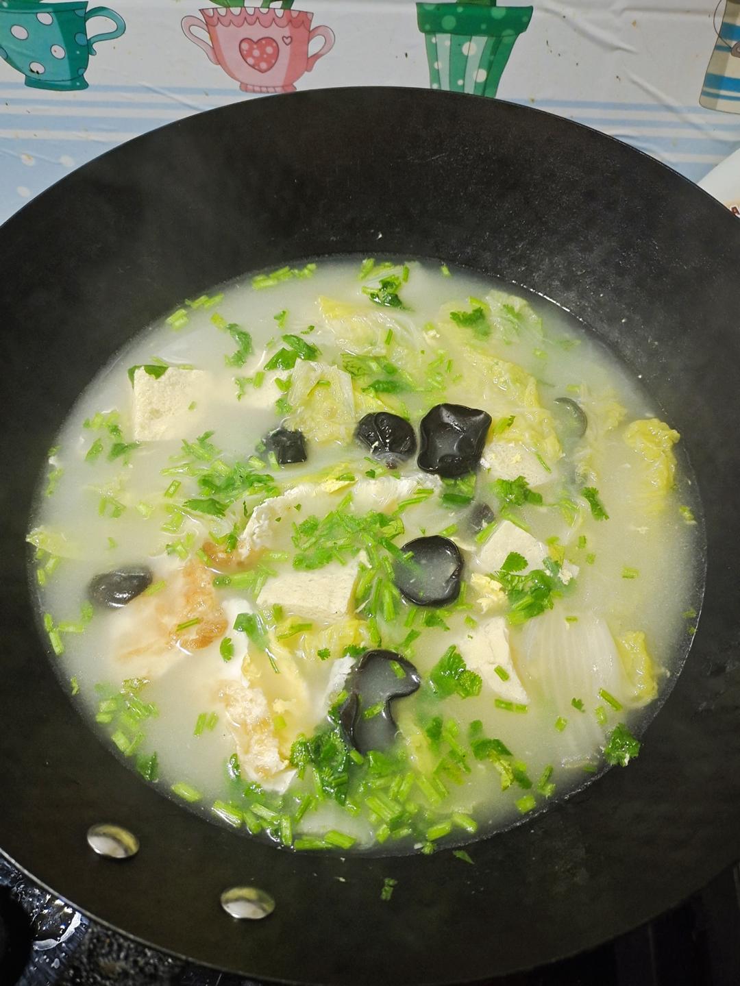 冬天做一锅热乎乎的白菜豆腐汤，食材简单‼️