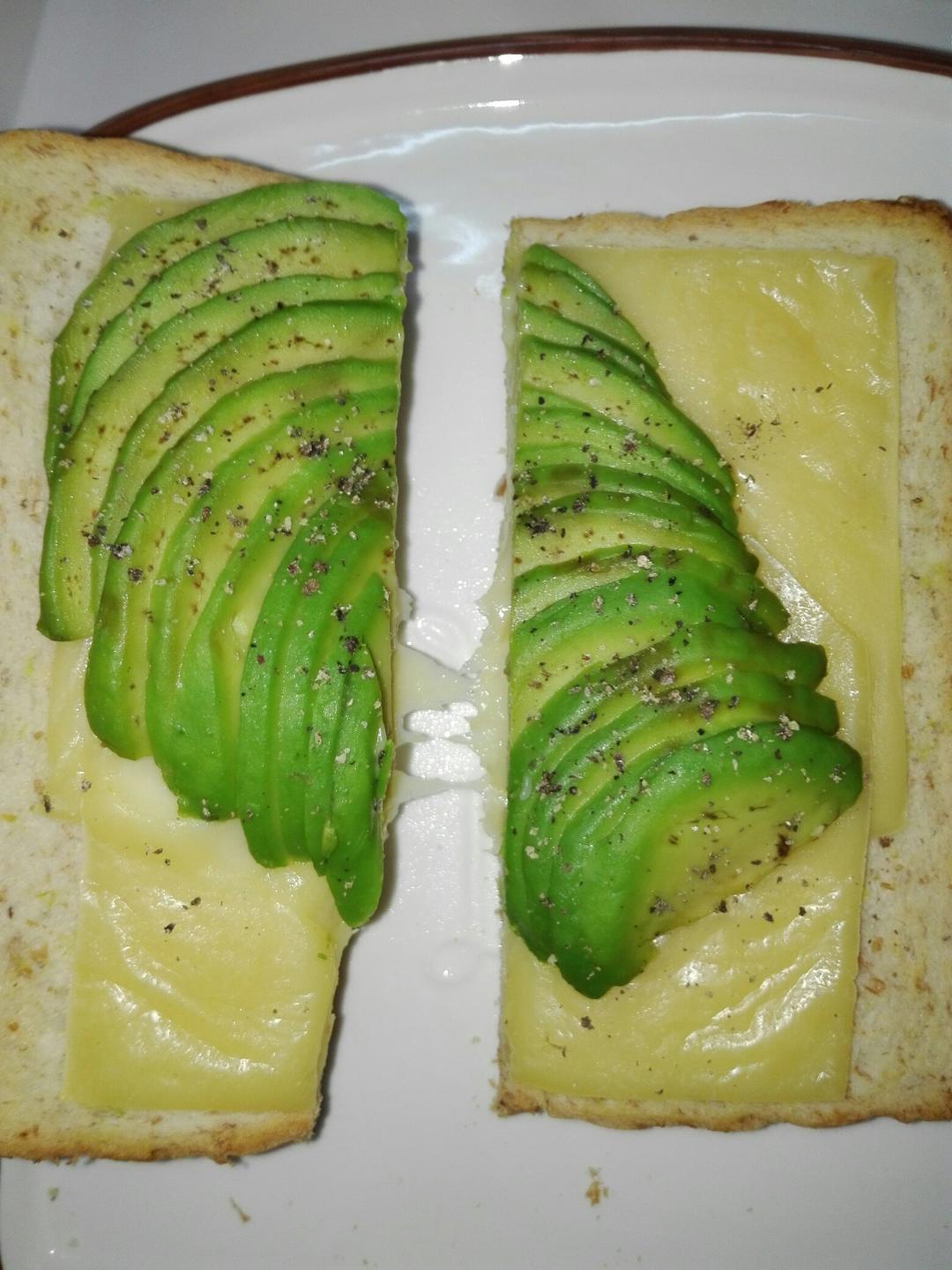 牛油果奶酪烤吐司