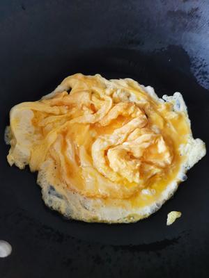 新手都🉑的家常菜7⃣：胡萝卜木耳炒鸡蛋的做法 步骤2