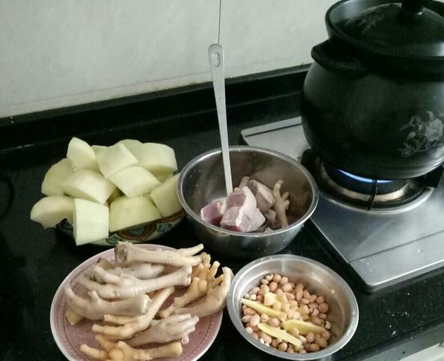 瑶柱眉豆花生煲瘦肉鸡脚汤的做法
