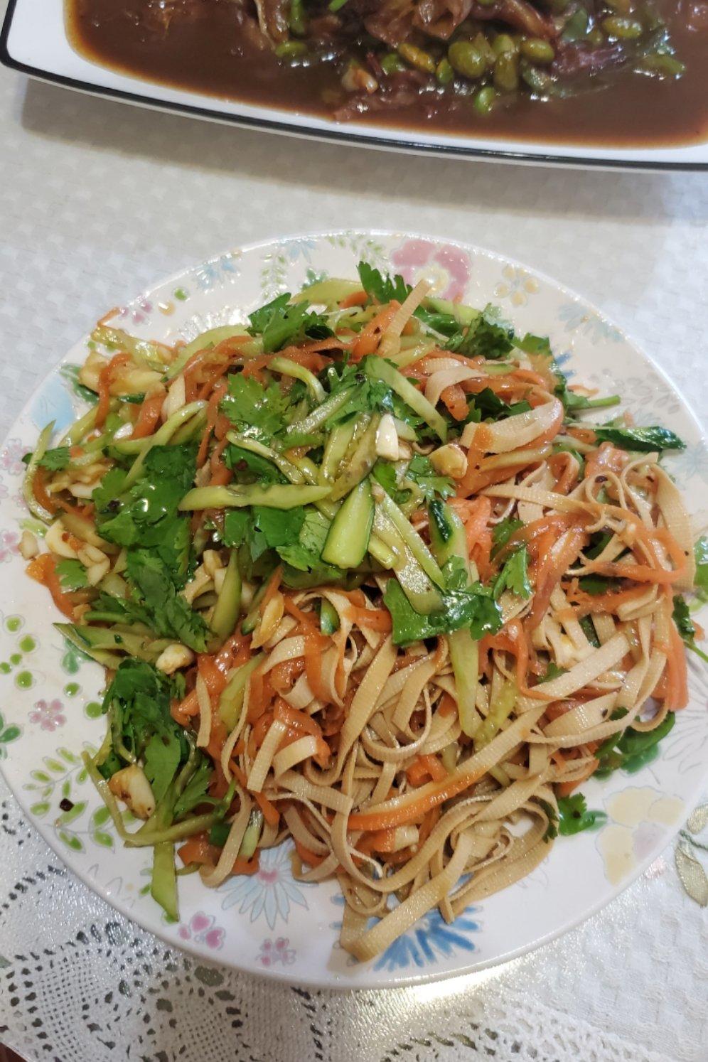 超快手的凉拌千张黄瓜胡萝卜丝