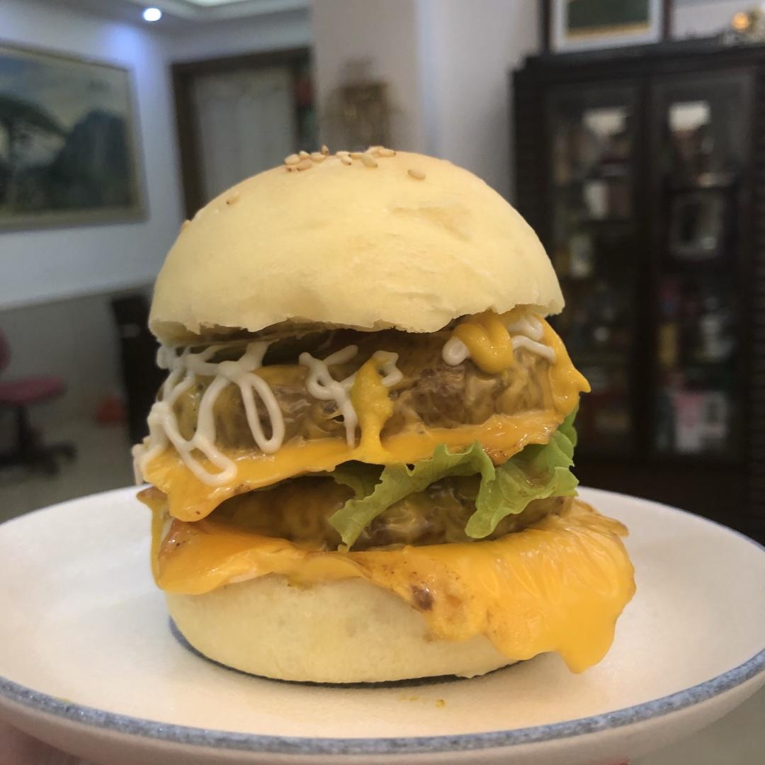 牛肉汉堡 煎出香嫩多汁的牛肉饼