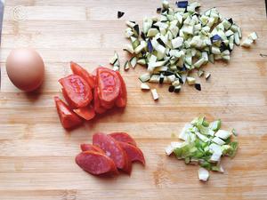 茄丁西红柿鸡蛋火腿面的做法 步骤2