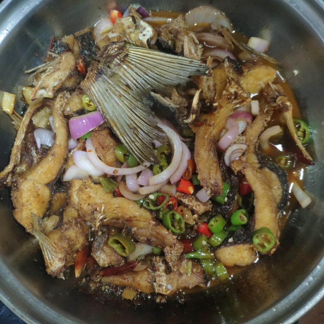 国庆小长假厨师长教你：“干锅鲤鱼”的做法，鱼肉鲜嫩，香辣爽口，赶紧学做起来露一手！