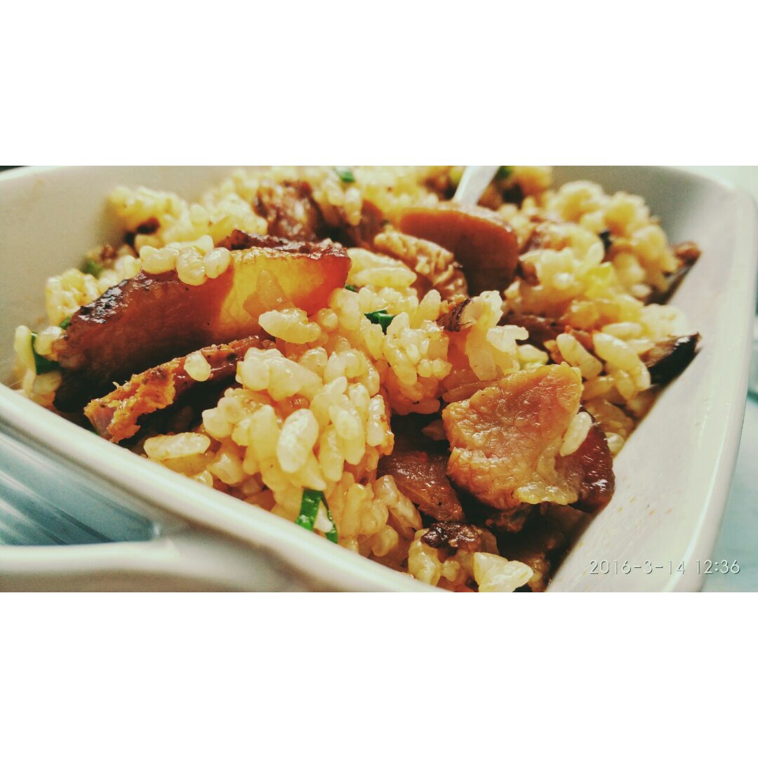 广式腊味煲仔饭