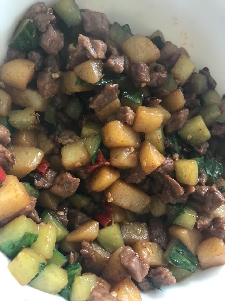 黄瓜土豆鸡肉胡萝卜丁
