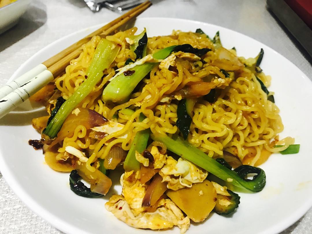 路边摊风味炒方便面