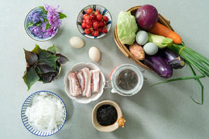 小熊电饭盒食谱：周四便当之梅子紫苏风味茄子炒肉的做法 步骤1