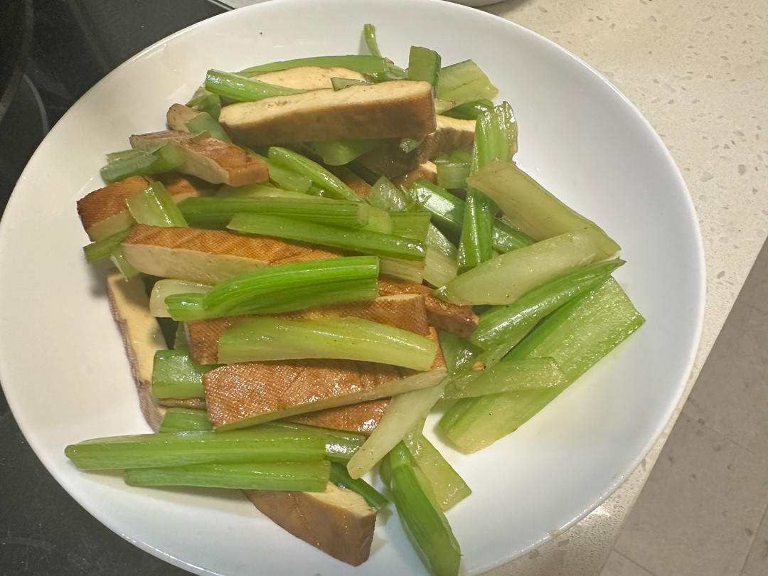 午餐晚餐简单快手下饭菜芹菜炒香干