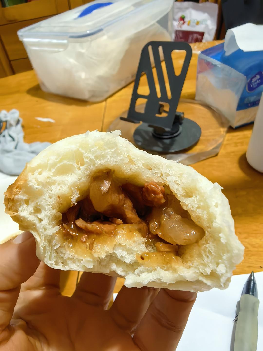 云朵般松软爆浆蜜汁叉烧包
