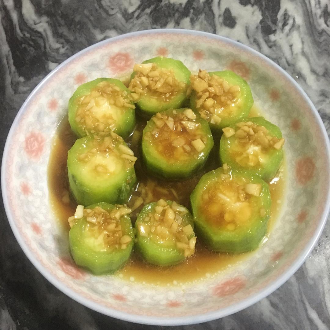 只需要五分钟就可以的美味蒜蓉蒸丝瓜