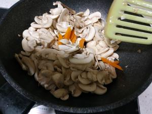 口蘑胡萝卜炒虾仁的做法 步骤5