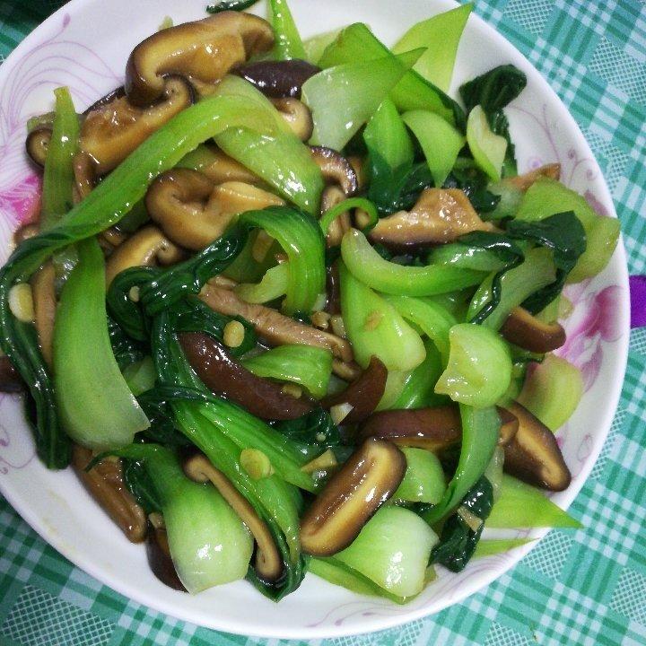 香菇炒油菜，好看又好吃