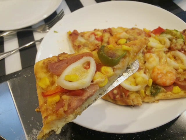 薄饼脆皮火腿pizza