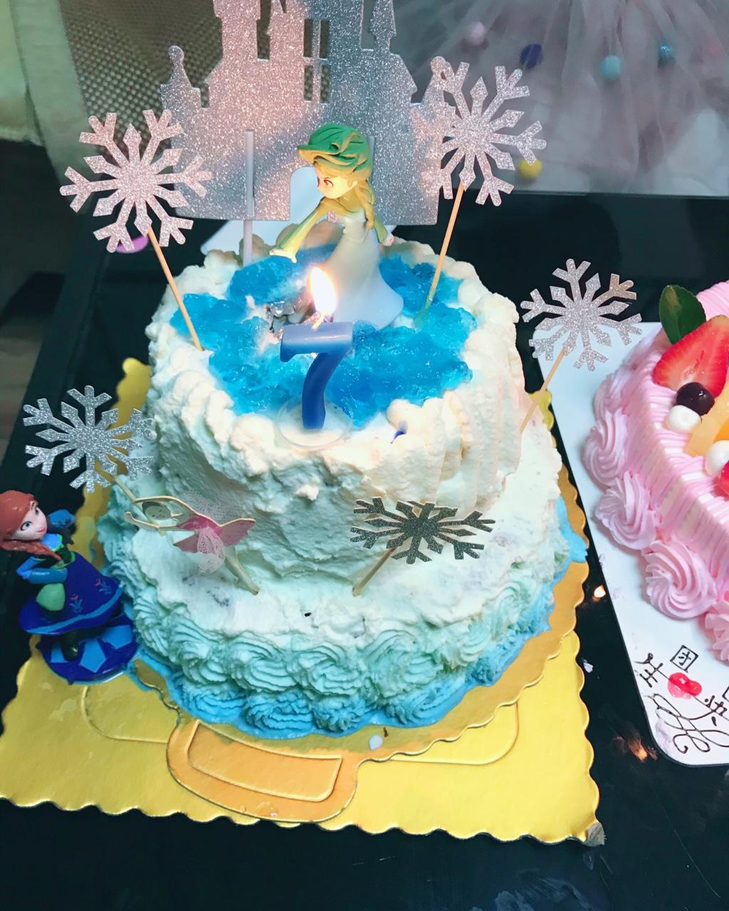 小丸子爱美食啦做的冰雪奇缘主题双层蛋糕--frozen艾莎