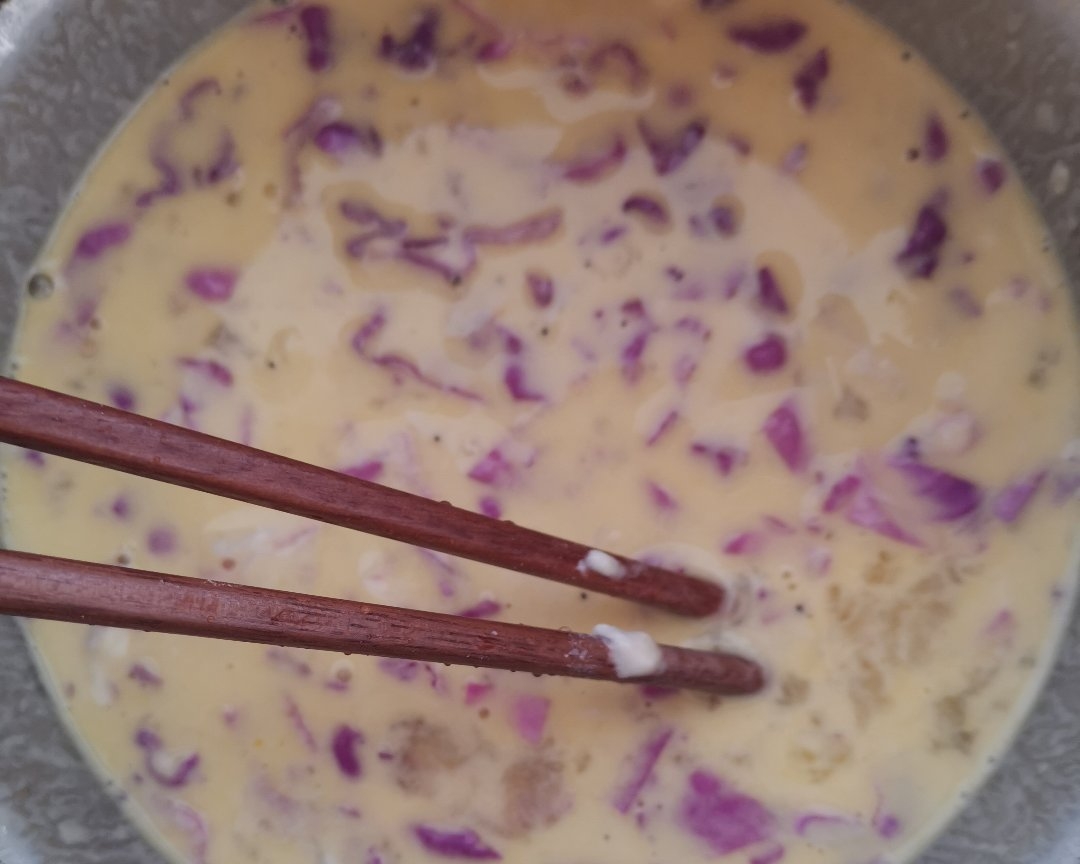 紫甘蓝鸡蛋虾皮咸食饼的做法 步骤2