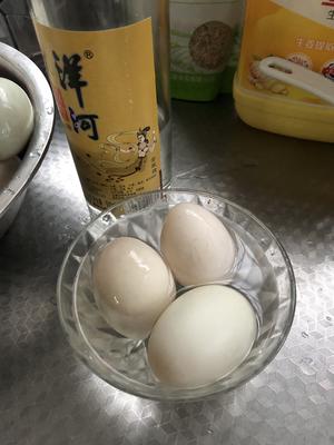 腌流油咸鸭蛋的做法 步骤2