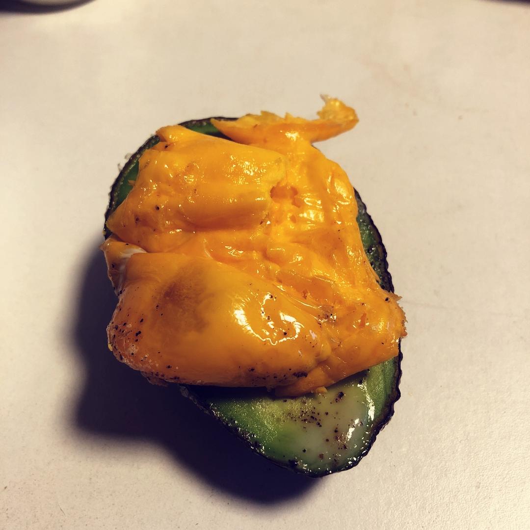牛油果烤鸡蛋