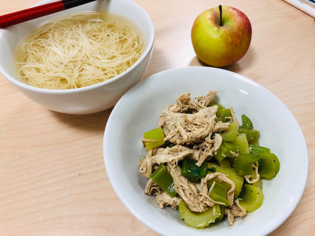 香芹凉拌手撕鸡胸肉 低卡减肥方便快捷~