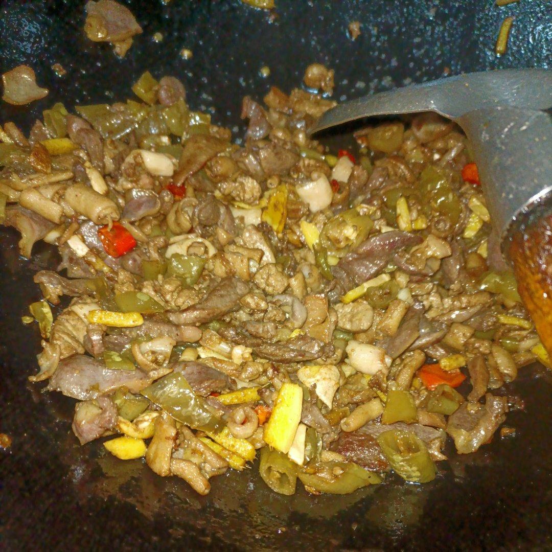 泡椒炒鸡杂