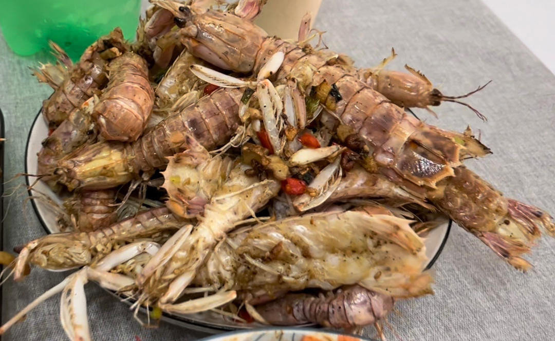 无油炸版的椒盐皮皮虾和巧拨虾壳的方法