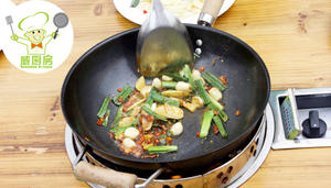 农家风味大盆土豆焖鸡--威厨艺的做法 步骤2