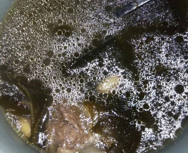 海带排骨黄豆花生汤的做法