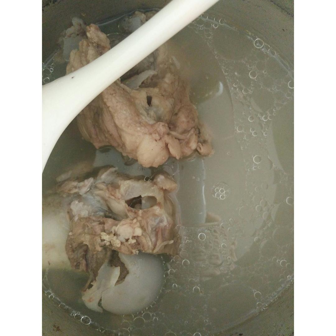 熬制白色大骨汤