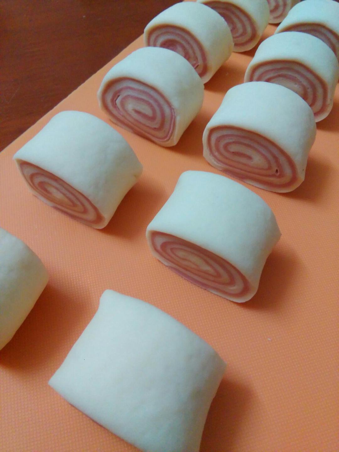 阳光牛牛做的粉嫩红曲双色卷