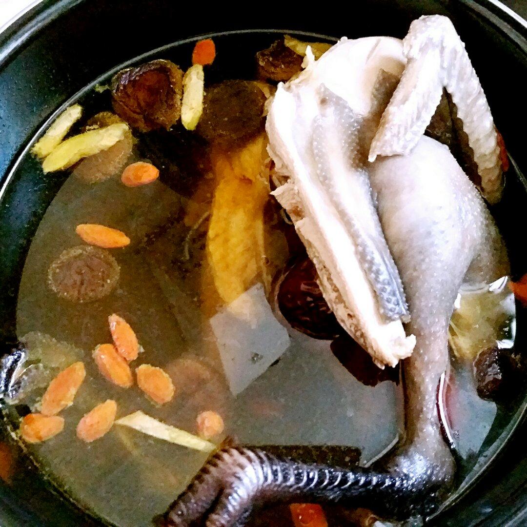 枸杞红枣乌鸡汤