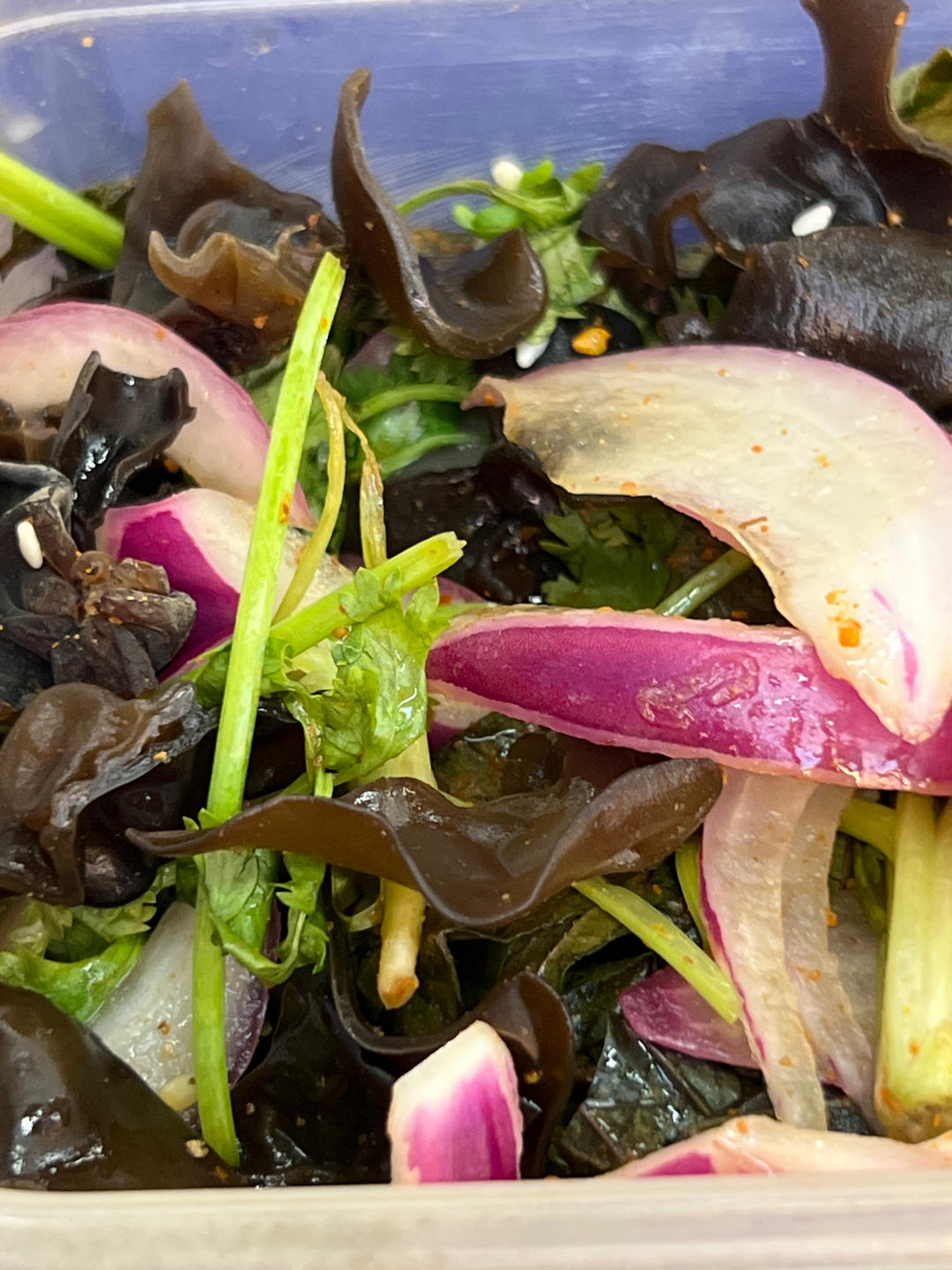 紫苏香菜洋葱凉拌，香料也能单独成菜