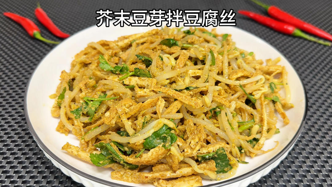 把豆腐放油锅里炸一炸，出锅就是年夜饭饭桌上最抢手的一道菜