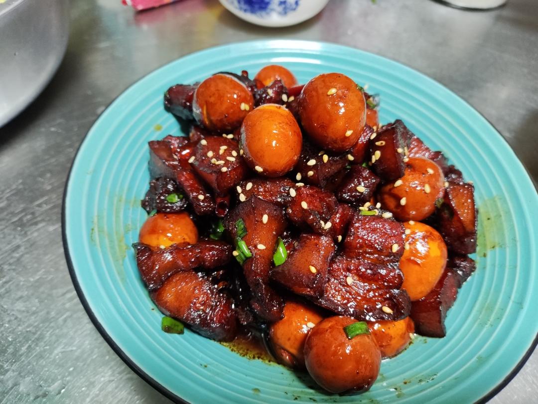 红烧肉炖鹌鹑蛋