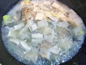 清淡鲜美的家常鲈鱼豆腐汤的做法 步骤6