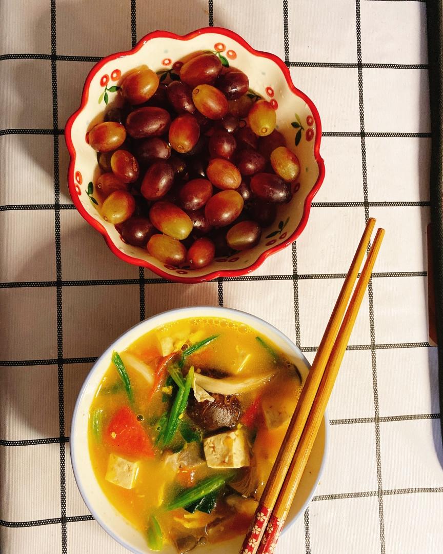 西红柿菌菇豆腐汤
