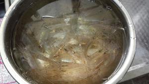 盐水白米虾的做法 步骤1