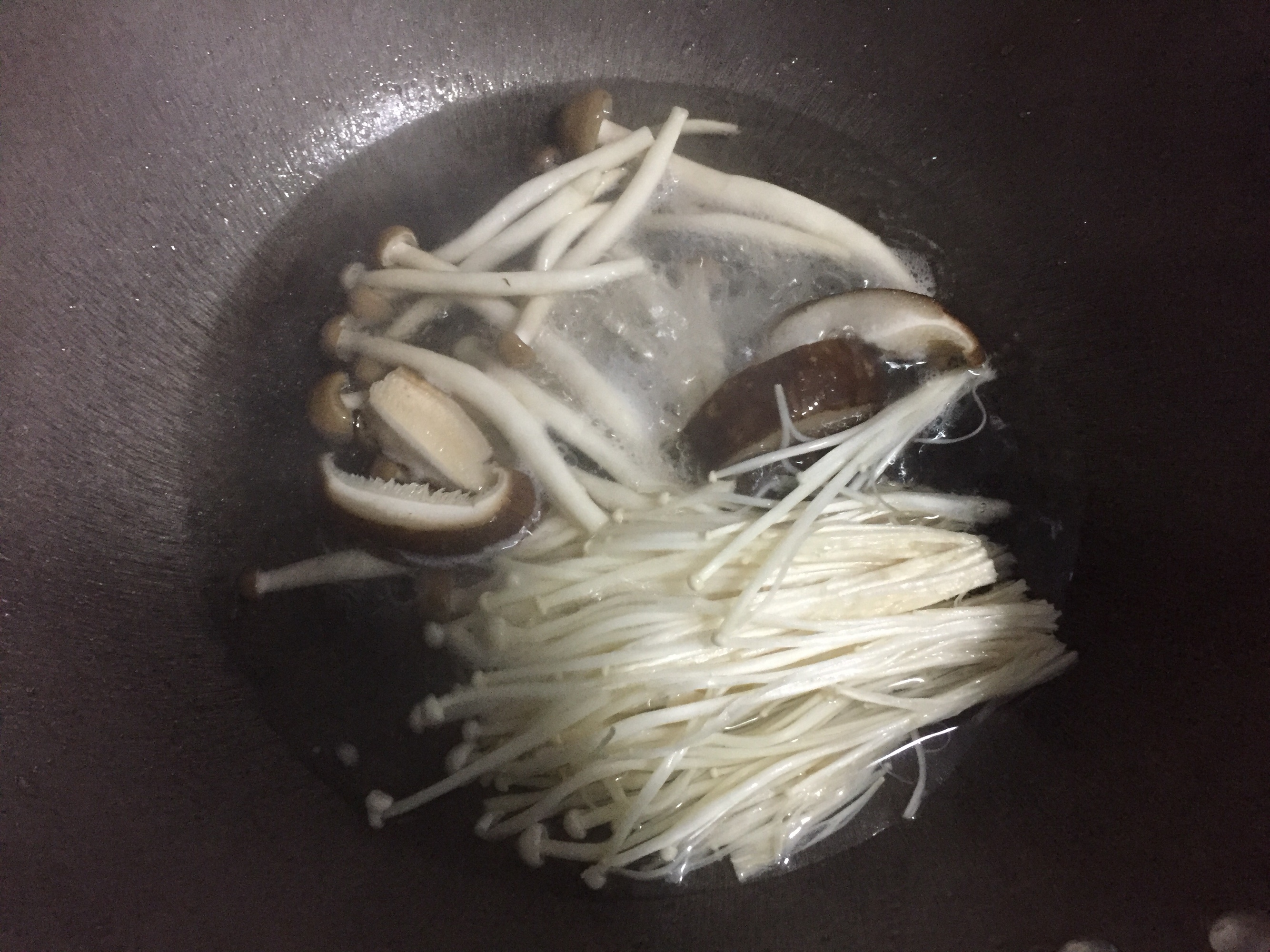快手菜|菌菇豆腐汤的做法 步骤3