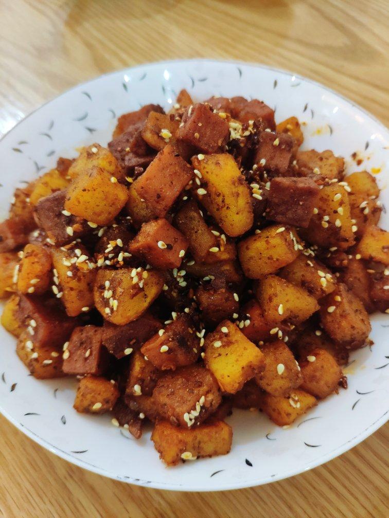 香辣过瘾的孜然土豆火腿，比路边摊还好吃