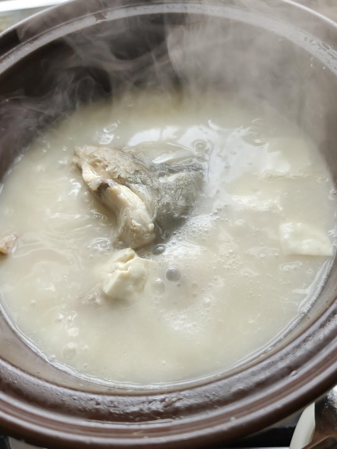 山药泥鱼头炖豆腐汤的做法