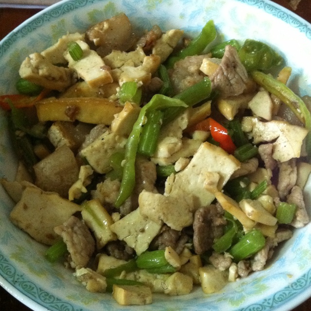 芹菜香干炒肉片