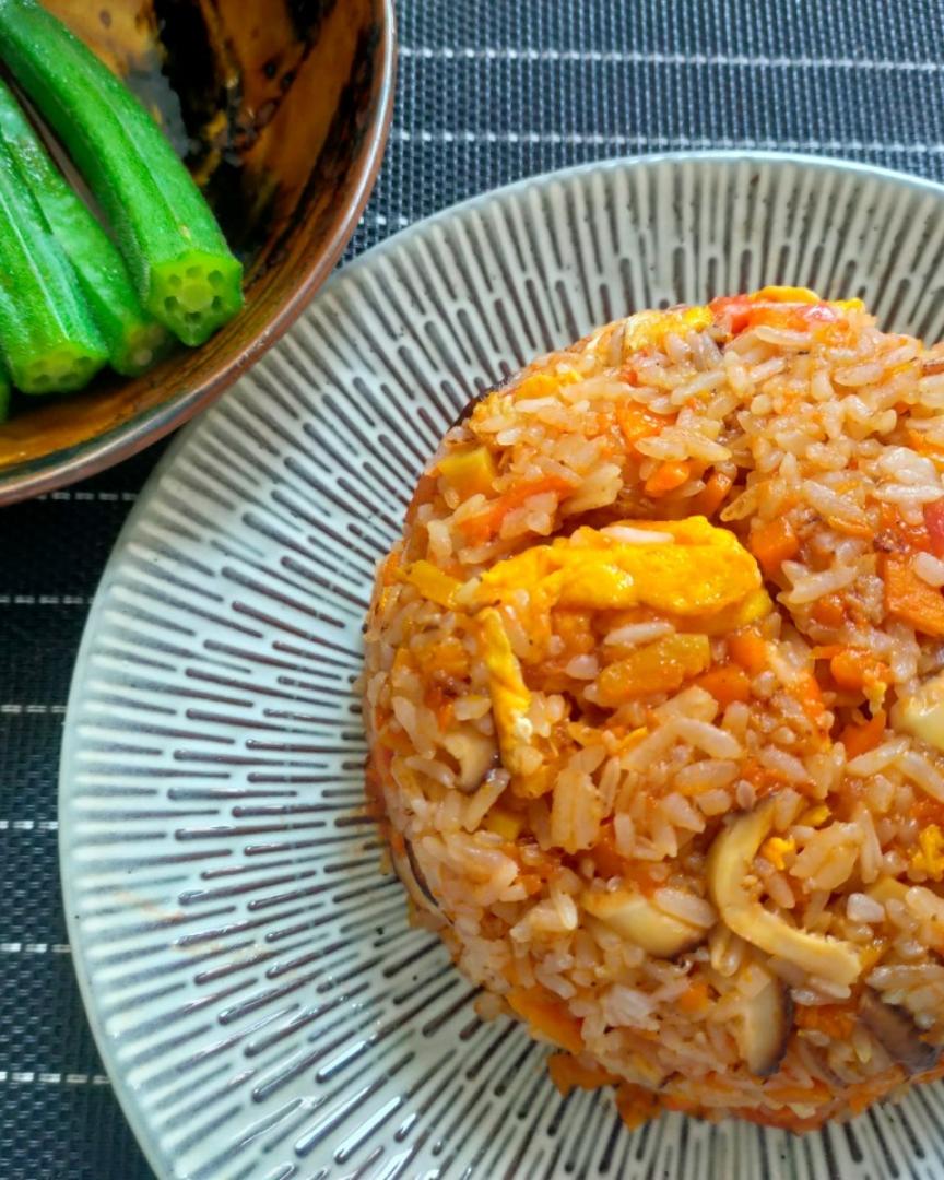 番茄鸡蛋杂蔬炒饭的做法