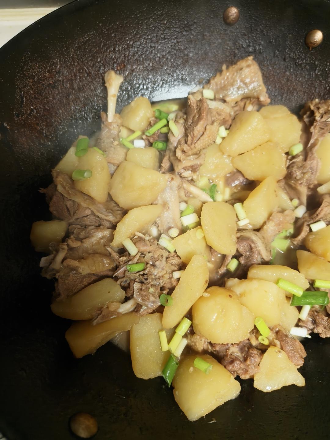 土豆焖鸭