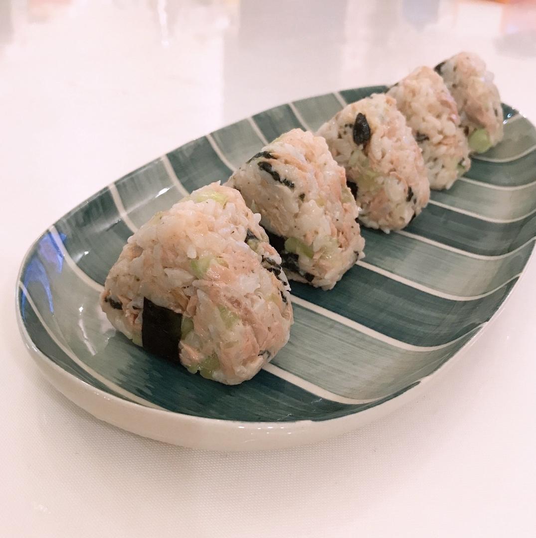 金枪鱼芝麻手捏饭团