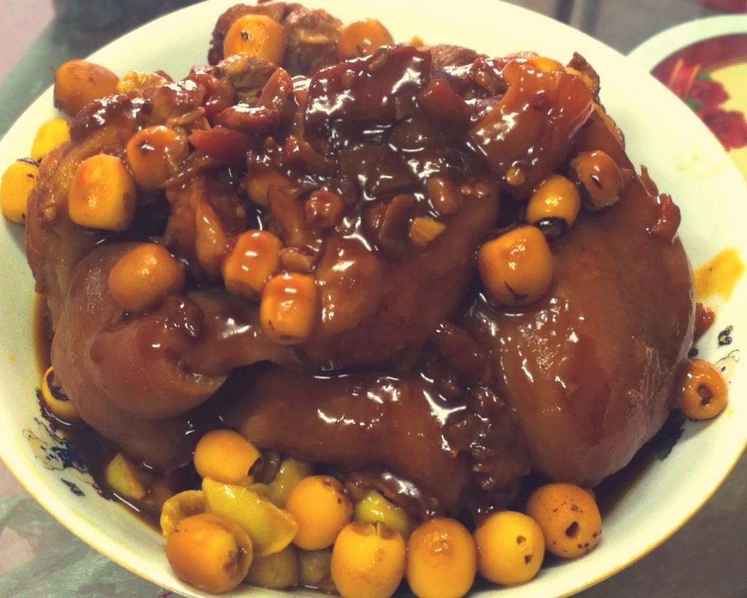 雕梅火腿炖肘子