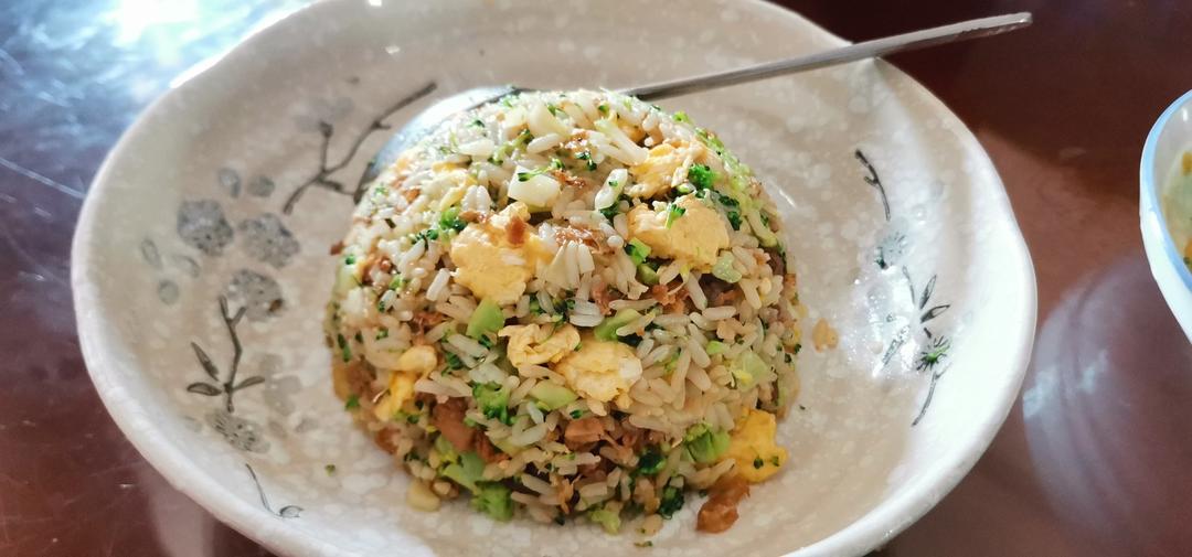 厨房新手也能get✔一碗超有料的时蔬鸡蛋炒饭