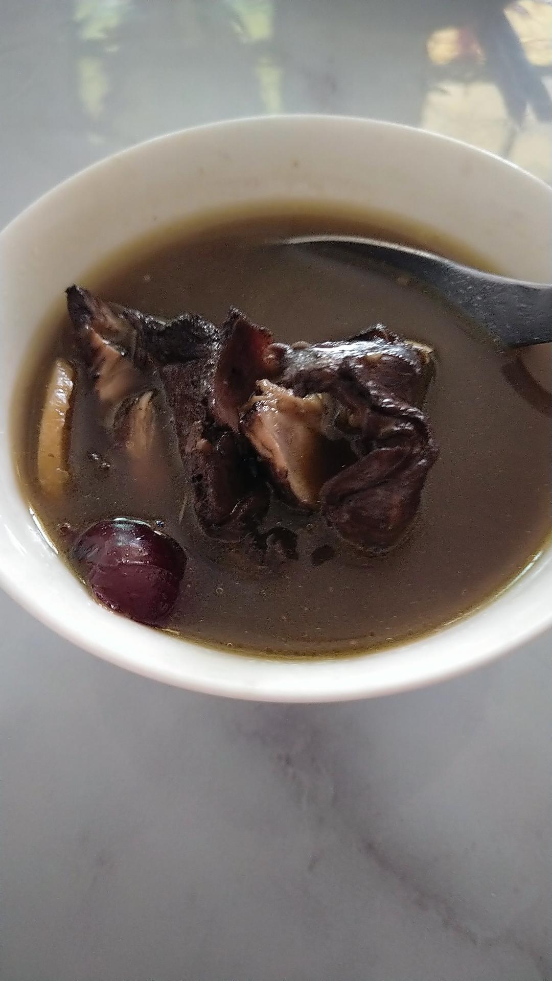 黑芝麻首乌黑豆鸡汤