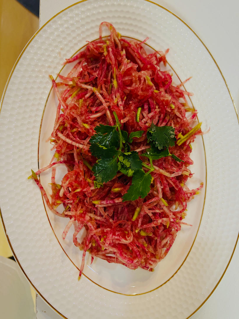 妃拉做的爽脆可口的凉拌红心萝卜丝