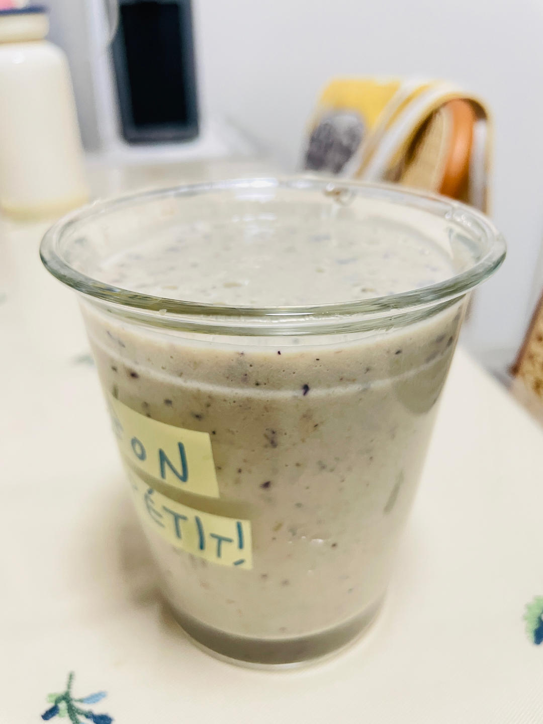 健康必饮—牛油果蓝莓奶昔