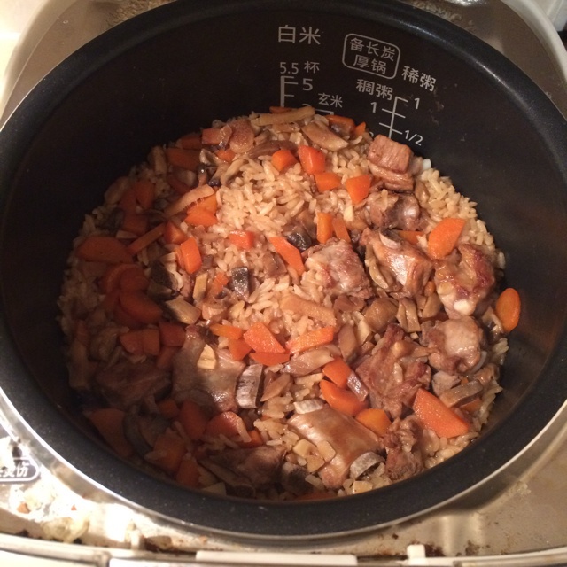 喷香排骨焖饭（爆好吃）